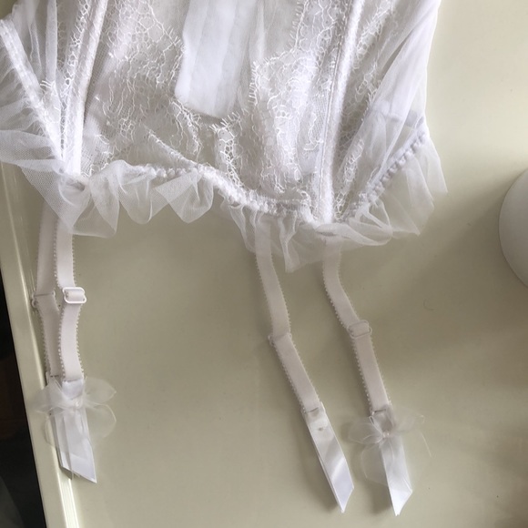 Victoria’s Secret white lace corset 💋 - Picture 2 of 6